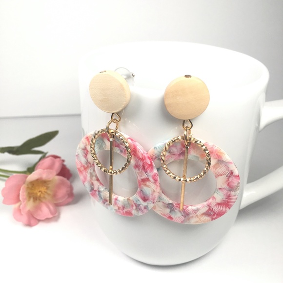 Geometric Resin Dangle Earrings - Picture 4 of 4